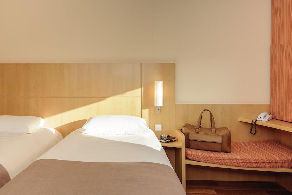Ibis West 3*